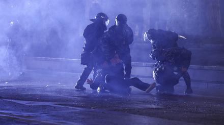 Seit Tagen geht die Polizei in Georgien teils brutal gegen proeuropäische Demonstranten vor.