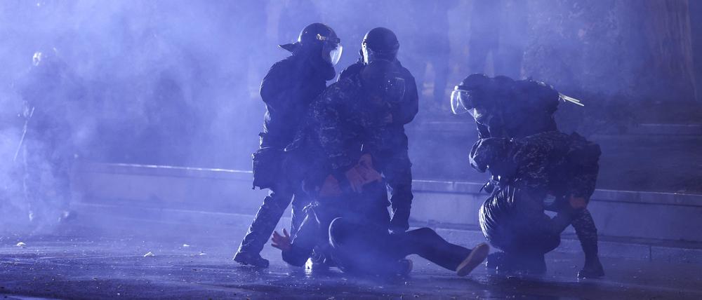 Seit Tagen geht die Polizei in Georgien teils brutal gegen proeuropäische Demonstranten vor.