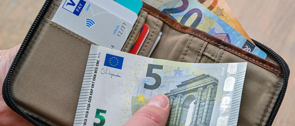 Einer IfW-Studie zufolge könnten Parteien am rechten und linken Rand bei der Bundestagswahl allein wegen der zuletzt unerwartet hohen Inflation und wegen der schwierigen wirtschaftlichen Lage mit einem Stimmenplus von rund zwei Prozentpunkten rechnen. (Symbolbild)