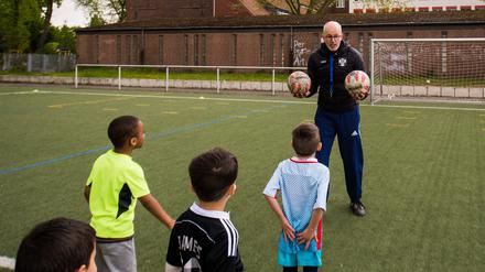 Der ehrenamtliche Fußballtrainer Frank Striewe leitet am 27.04.2017 die Bambini-Gruppe des BV Altenessen an. 