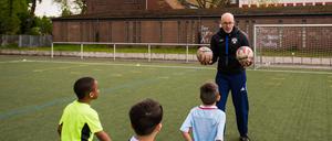 Der ehrenamtliche Fußballtrainer Frank Striewe leitet am 27.04.2017 die Bambini-Gruppe des BV Altenessen an. 