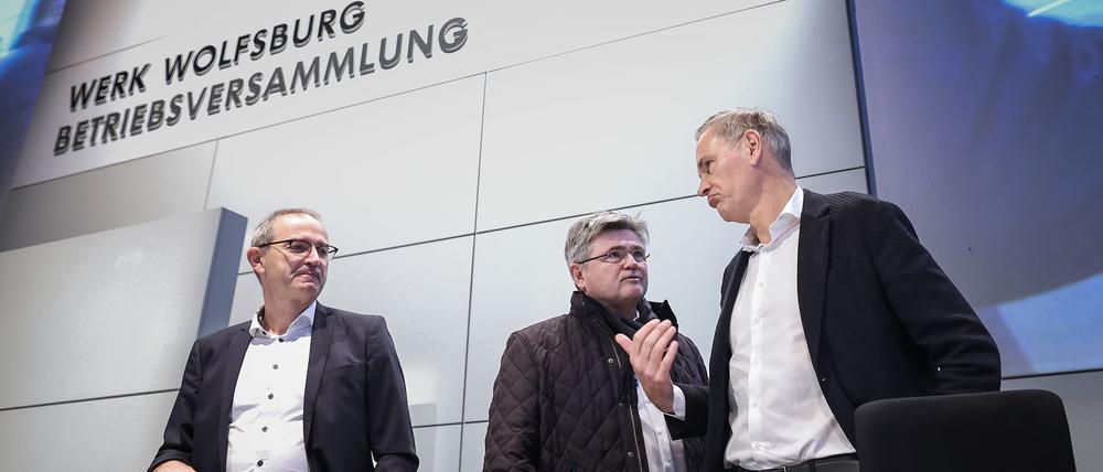 Konzernchef Oliver Blume (r.) berät sich vor seiner Rede mit VW-Verhandlungsführer Arne Meiswinke (Mitte).