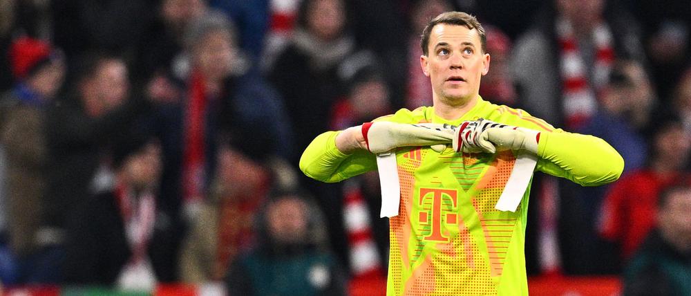 Frühes Arbeitsende nach dem ersten Platzverweis als Profi: Manuel Neuer.