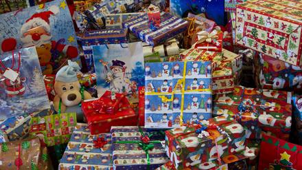 Mit Weihnachtsgeschenken Kindern eine Freude machen.