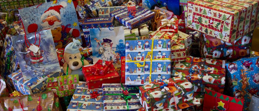 Mit Weihnachtsgeschenken Kindern eine Freude machen.