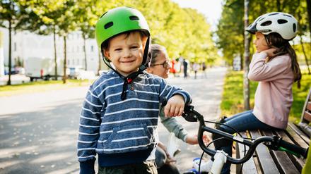Fehlende Radwege, Gefahr im öffentlichen Raum: Familien sind von den Zuständen in Berlin zunehmend belastet.