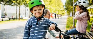 Fehlende Radwege, Gefahr im öffentlichen Raum: Familien sind von den Zuständen in Berlin zunehmend belastet.