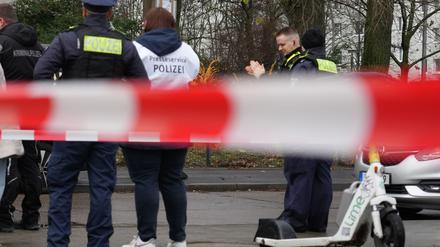 Die Frau war in einem Beet vor der Rückseite eines Mehrfamilienhauses gefunden worden. 