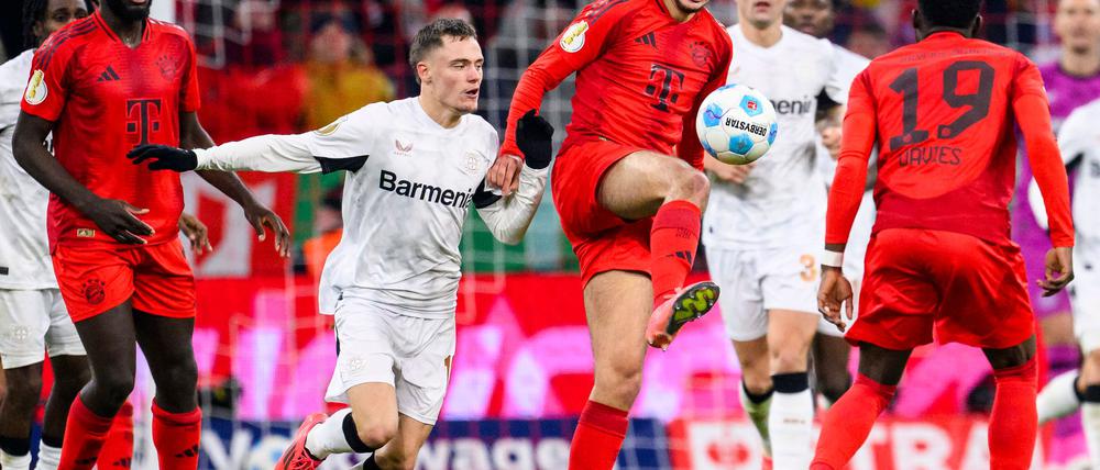 Zurück auf dem Platz: Aleksandar Pavlovic (M) am Ball gegen Leverkusen.