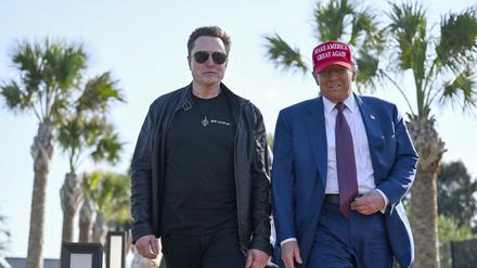 Der designierte US-Präsident Donald Trump (r.) kommt am 19. November mit Elon Musk zum Start des sechsten Testflugs der SpaceX-Starship-Rakete.