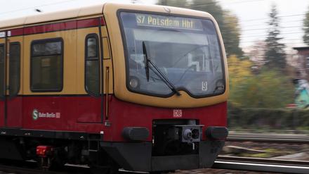 Die S7 fährt Richtung Potsdam Hauptbahnhof.