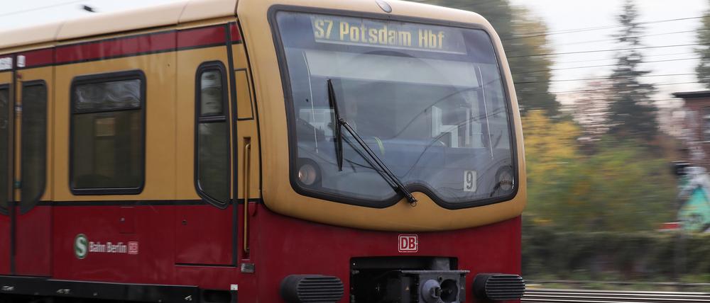 Die S7 fährt Richtung Potsdam Hauptbahnhof.