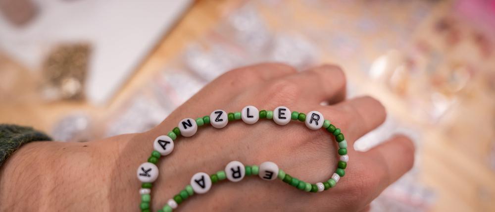 Delegierte basteln Armbänder mit dem Schriftzug «Kanzler Era» bei der Bundesdelegiertenkonferenz der Grünen.