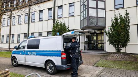 Durchsucht wurde unter anderem in einer Flüchtlingsunterkunft in Essen.