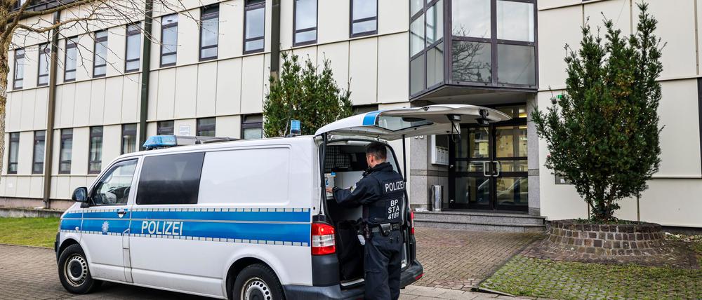 Durchsucht wurde unter anderem in einer Flüchtlingsunterkunft in Essen.