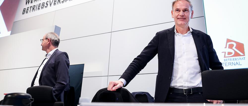 Oliver Blume (r.), Vorstandsvorsitzender des deutschen Automobilherstellers Volkswagen (VW), und der Leiter des VW-Werks Wolfsburg, Uwe Schwartz, nehmen an einer Betriebsversammlung am Hauptsitz des Unternehmens in Wolfsburg teil. 