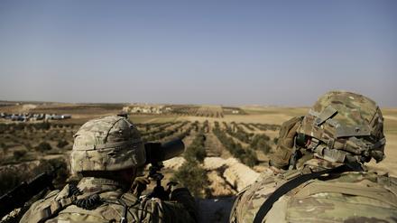 Zwei US-Soldaten schauen von ihrer Basis in Syrien zur türkischen Grenze hinüber. 