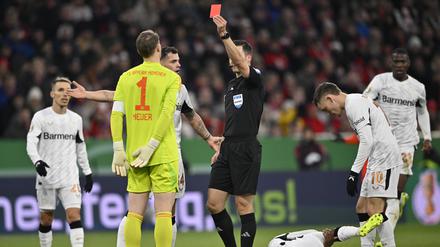 Das war’s. Schiedsrichter Harm Osmers zeigt Manuel Neuer rot.