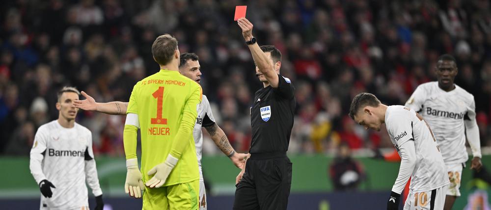 Das war’s. Schiedsrichter Harm Osmers zeigt Manuel Neuer rot.
