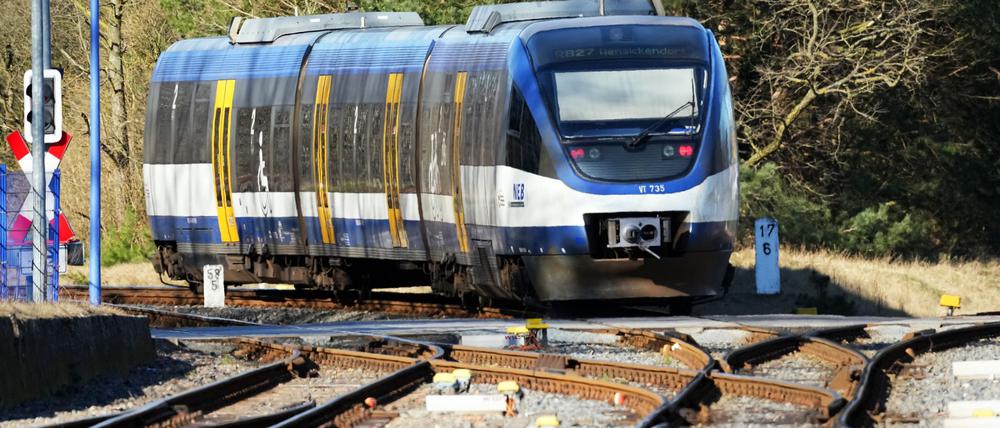 Auf der Heidekrautbahn sollen künftig seltener Dieselzüge unterwegs sein. Der Verkehrsverbund setzt auf Wasserstoff. (Archivbild)