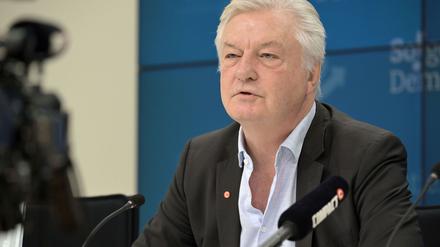 Der Herausgeber des rechtsextremen Magazins „Compact“, Jürgen Elsässer, wehrt sich dagegen, dass Geldinstitute dem Medienunternehmen ein Konto verweigern wollten. 