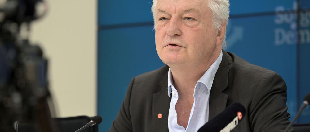 Der Herausgeber des rechtsextremen Magazins „Compact“, Jürgen Elsässer, wehrt sich dagegen, dass Geldinstitute dem Medienunternehmen ein Konto verweigern wollten.