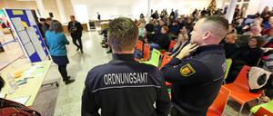 Rund 200 Menschen sprachen bei der Anwohnerversammlung am Dienstag über Glasscherben, nächtliche Ruhestörung und fehlende Jugendorte.