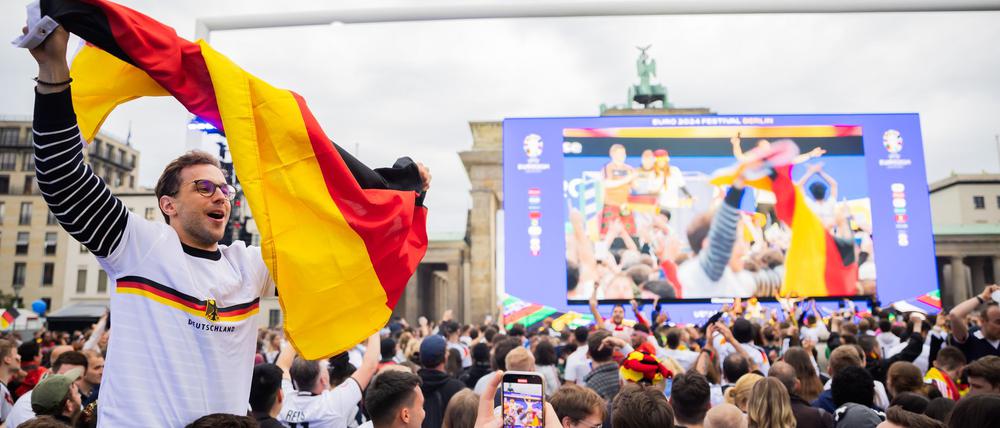 Auf der Fanmeile in Berlin feierten viele Menschen ihre Mannschaften.
