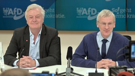 Jürgen Elsässer (l.), Herausgeber des Monatsmagazins Compact, und Hans-Christoph Berndt (AfD), Fraktionsvorsitzender in Brandenburg, zeigen sich bei einer gemeinsamen Pressekonferenz zufrieden. 