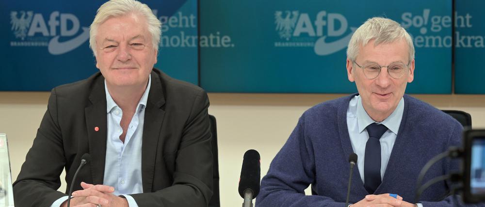 Jürgen Elsässer (l.), Herausgeber des Monatsmagazins Compact, und Hans-Christoph Berndt (AfD), Fraktionsvorsitzender in Brandenburg, zeigen sich bei einer gemeinsamen Pressekonferenz zufrieden.