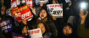 Menschen protestieren am 4. Dezember 2024 vor der Nationalversammlung in Seoul, um den Rücktritt des südkoreanischen Präsidenten Yoon Suk Yeol zu fordern.