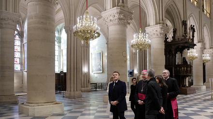 Der französische Präsident Emmanuel Macron mit seiner Frau Brigitte Macron bei einer Besichtigung von Notre-Dame am 29. November 2024.