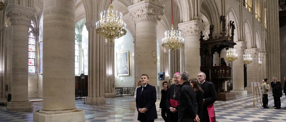 Der französische Präsident Emmanuel Macron mit seiner Frau Brigitte Macron bei einer Besichtigung von Notre-Dame am 29. November 2024.