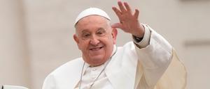 Papst Franziskus fährt mit seinem Papamobil jetzt voll elektrisch. (Archivbild)