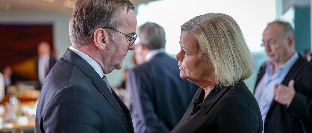 Vor Beginn der Innenministerkonferenz in Rheinsberg nimmt Bundesinnenministerin Nancy Faeser (SPD) in Berlin wahr - im Innenausschuss des Bundestages und im Kabinett.