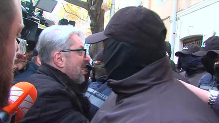 Nika Gwaramia, Vorsitzender der Partei Koalition für den Wandel, ist vor seiner Verhaftung in Tiflis, Georgien, am 4. Dezember 2024 von Polizeibeamten umringt.
