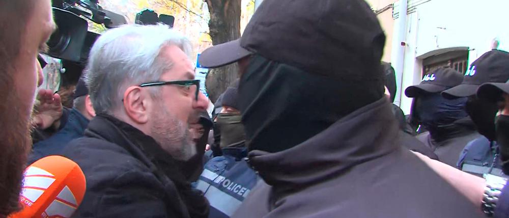 Nika Gwaramia, Vorsitzender der Partei Koalition für den Wandel, ist vor seiner Verhaftung in Tiflis, Georgien, am 4. Dezember 2024 von Polizeibeamten umringt.