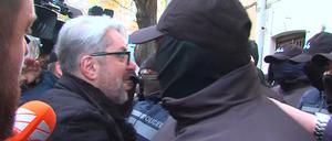 Nika Gwaramia, Vorsitzender der Partei Koalition für den Wandel, ist vor seiner Verhaftung in Tiflis, Georgien, am 4. Dezember 2024 von Polizeibeamten umringt.
