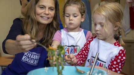 Sarah Wiener engagiert sich für gesunde Ernährung in Kitas und Schulen, zuletzt im Rahmen der Initiative „Ich kann kochen!“