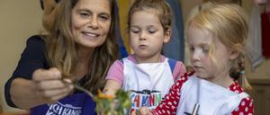 Sarah Wiener engagiert sich für gesunde Ernährung in Kitas und Schulen, zuletzt im Rahmen der Initiative „Ich kann kochen!“