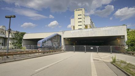 Der gesperrte Tunnel in der Schlangenbader Straße.