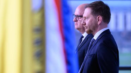 Präsentierten den Koalitionsvertrag: Henning Homann (l), Co-Vorsitzender der SPD in Sachsen, und Michael Kretschmer (CDU), Ministerpräsident von Sachsen. 