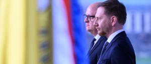 Präsentierten den Koalitionsvertrag: Henning Homann (l), Co-Vorsitzender der SPD in Sachsen, und Michael Kretschmer (CDU), Ministerpräsident von Sachsen. 