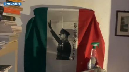 04.12.2024, Italien, Bologna: Der Screenshot aus einem von der italienischen Polizei herausgegebenen Video zeigt Mussolini mit römischen Gruß. Bei einer Razzia gegen eine italienische Neonazi-Gruppe namens «Werwolf Division» sind mindestens zwölf Verdächtige festgenommen worden. Gut ein Dutzend Wohnungen wurden durchsucht, wie Polizei und Staatsanwaltschaft in Bologna mitteilten.