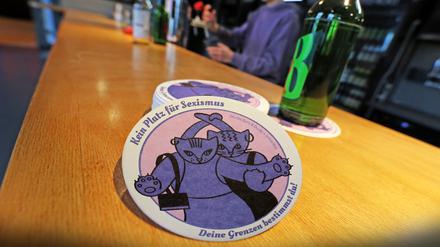 Die Bierdeckel der Kampagne enthalten Informationen zu Hilfsangeboten für Opfer sexueller Belästigung im Nachtleben. 