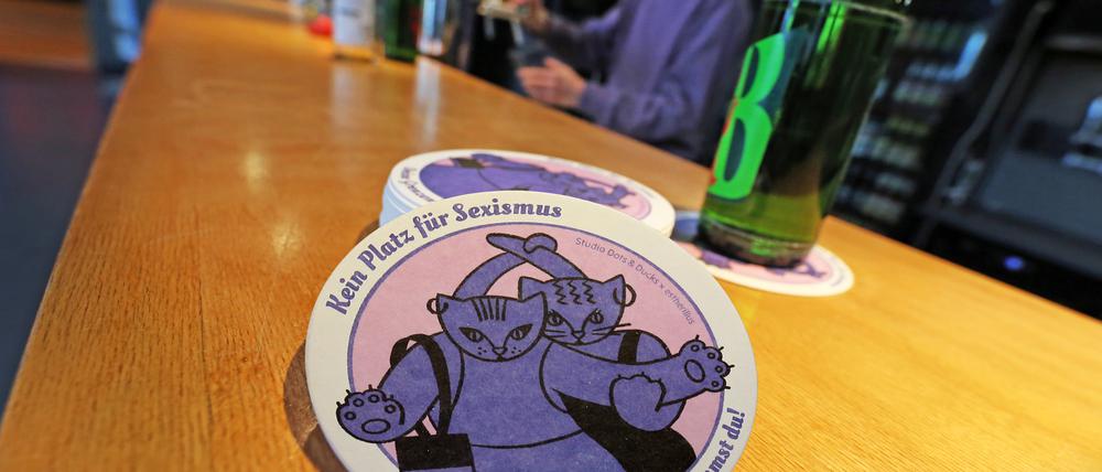 Die Bierdeckel der Kampagne enthalten Informationen zu Hilfsangeboten für Opfer sexueller Belästigung im Nachtleben.