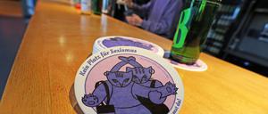 Die Bierdeckel der Kampagne enthalten Informationen zu Hilfsangeboten für Opfer sexueller Belästigung im Nachtleben. 