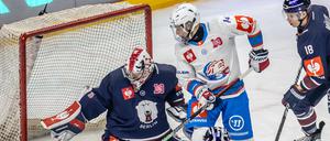 Der Druck auf das Tor der Eisbären nahm im Laufe des Spiels immer mehr zu.
