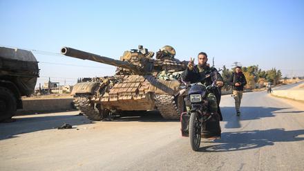 Syrische Dschihadisten auf dem Weg nach Hama.