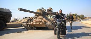 Syrische Dschihadisten auf dem Weg nach Hama.